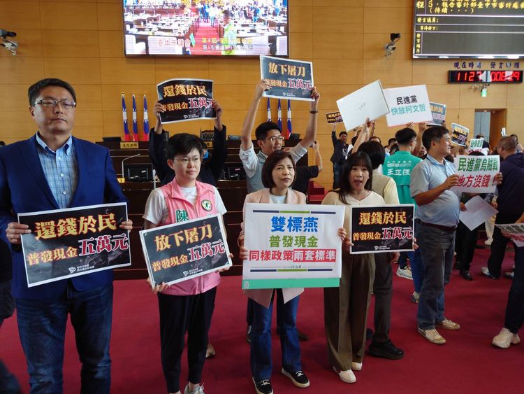 要求盧秀燕簽「普發5萬元」承諾書　中市議會綠藍互嗆癱瘓議事