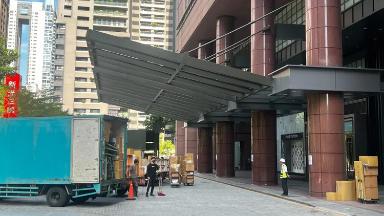 新光三越台中店今天共有250人、67趟車次進貨。鮮明攝