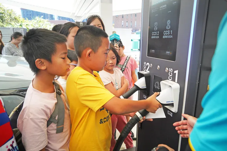 藉由實際操作 U-POWER 超高速充電設備，讓孩子們近距離接觸綠能科技、培養環保意識。業者提供