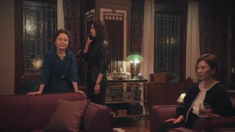 台八鄉土劇常見的壞婆婆、頭家嬤嘴臉，在《暴風圈》裡完美重現，讓人想衝進螢幕裡給他們send tree pay！