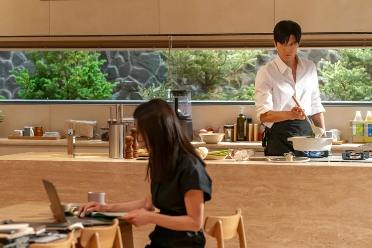 長得帥會做菜而且還穿白襯衫做菜，保鏢變私廚真的超暈（大心）