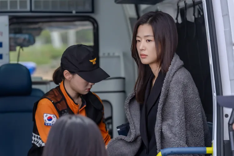 「原來真正的悲傷，是難以忍受的安靜，而且沉重如巨石。」全智賢將歷經喪子、然後喪夫，亡夫又出軌連續打擊，細膩演技堪稱出道以來最內斂、最精湛的演出！」