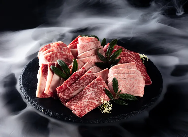 煙波國際觀光集團看準節慶商機，宣布推出中秋限定「日本熊本和王燒肉禮盒」。煙波國際觀光集團提供