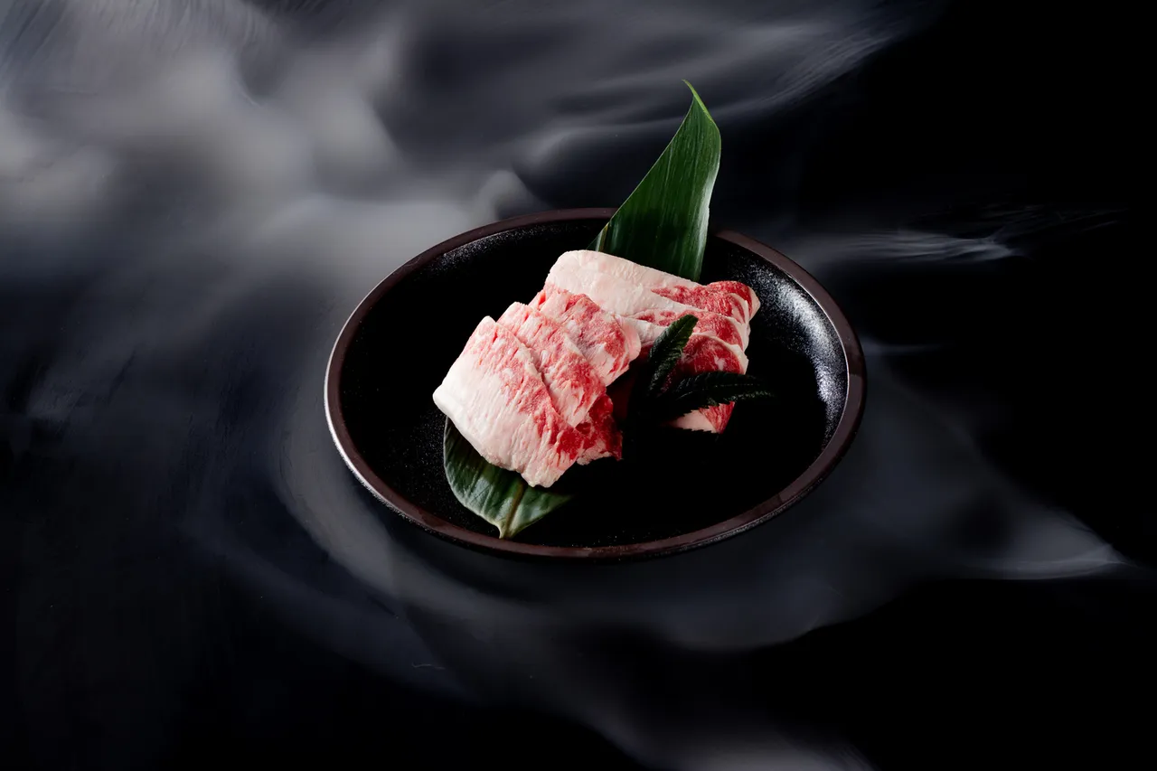 雪花牛油花均匀如细雪分布,肉质柔嫩多汁,香气温润、风味迷人。烟波国际观光集团提供