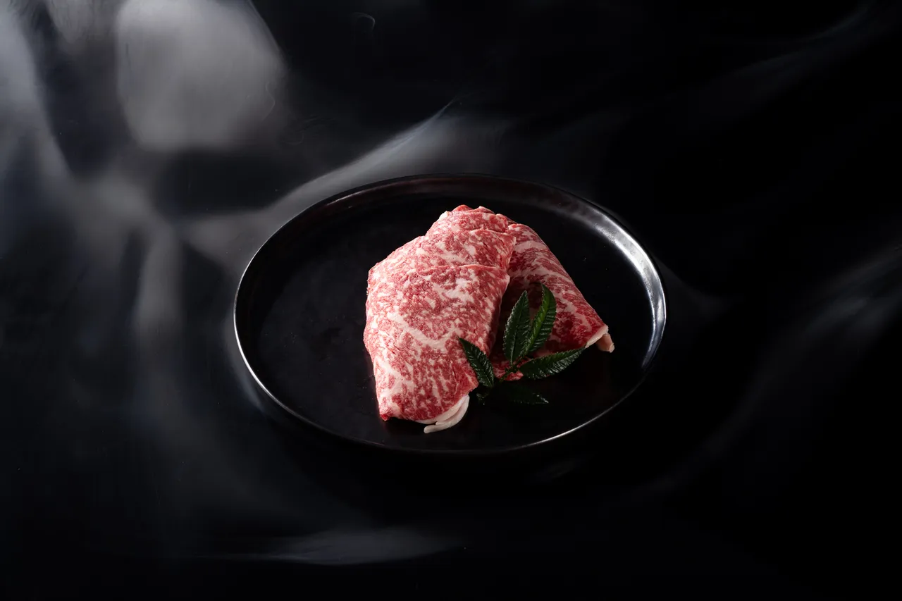 霜降牛脂肪与瘦肉交织平衡,香而不腻,质地细致,带有自然弹性。烟波国际观光集团提供
