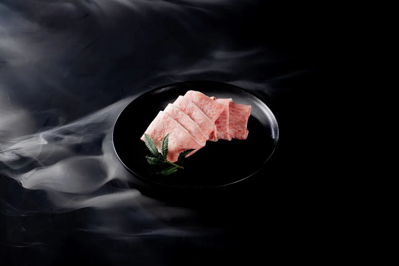 牛小排肉质厚实、纤维细致,香气浓郁、口感饱满,越嚼越显层次。烟波国际观光集团提供