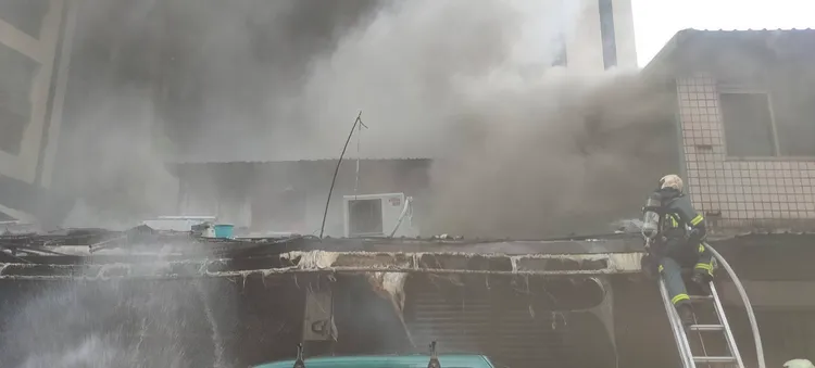 木柵民宅火警現場救出2男2女，皆意識清醒。讀者提供