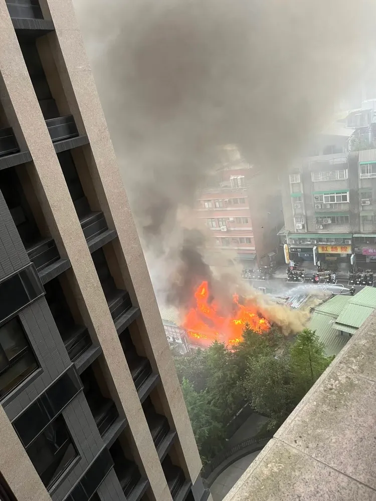 木柵民宅大火，現場濃煙瀰漫。翻攝「木柵社團」臉書