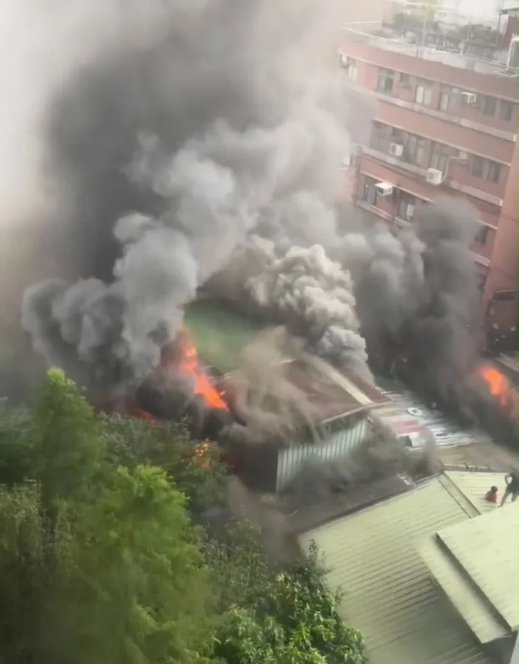 木柵民宅大火，火勢猛烈。讀者提供