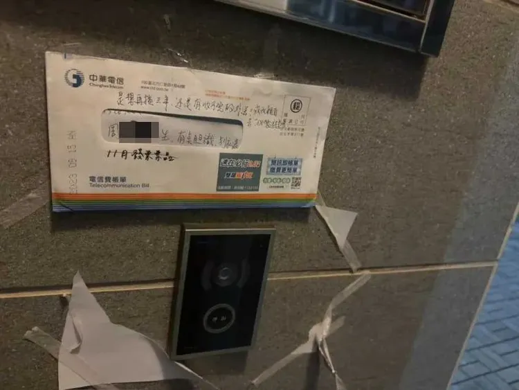 傅女在周男門口留下字條要求見面，否則「會有收不完的外送」。翻攝當事人臉書