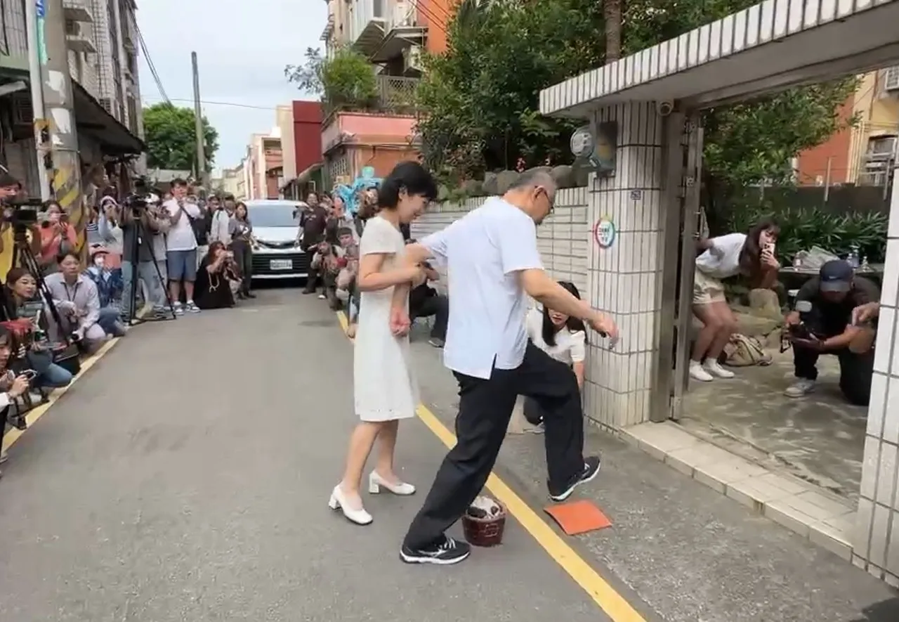 柯文哲抬起左脚用力踩破瓦片。翻摄画面