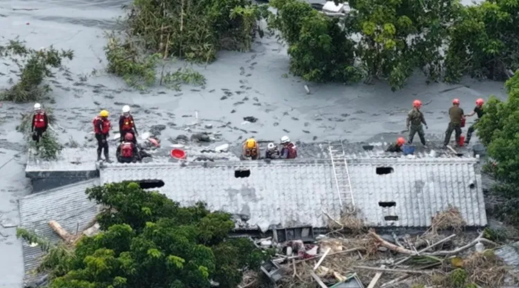 花蓮縣光復鄉佛祖街泥水漫流不止，搜救難度極高。翻攝徐榛蔚臉書