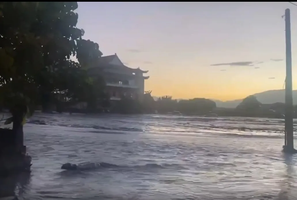 网友拍下28日佛祖街附近的水流情形,提醒救灾民众务必注意自身安全。翻摄自ka_visha Threads