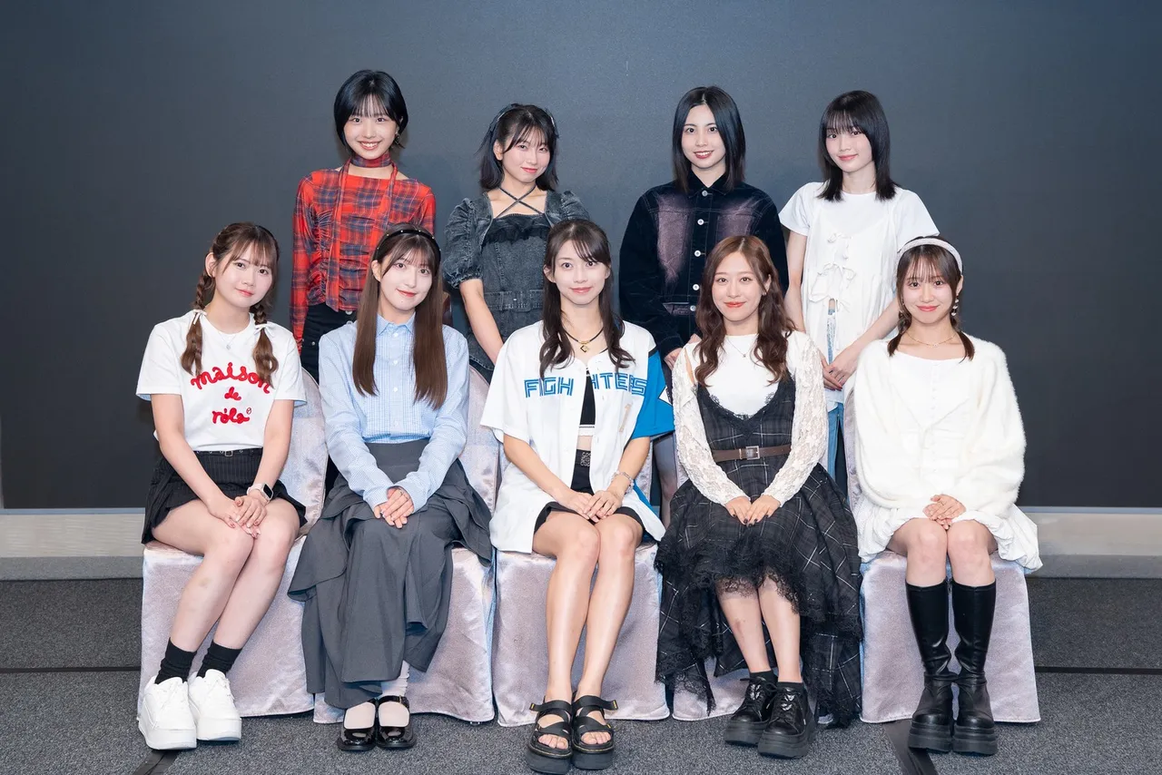 早安少女组。'25由 冈村誉(前排左起)、羽贺朱音、副队长牧野真莉爱、副队长小田樱、队长野中美希、弓桁朱琴(后排左起)、井上春华、樱井梨央、山崎爱生组成。Welcome Music提供