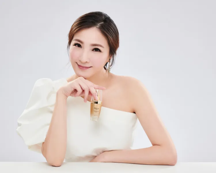 名模陳思璇愛用的黃金藻青春煥膚晶露推出第三代新作。品牌提供