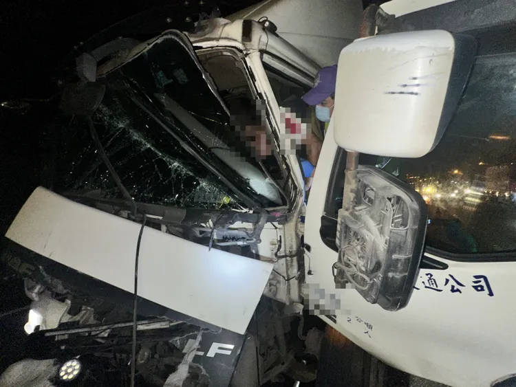 大貨車車頭嚴重毀損。警方提供