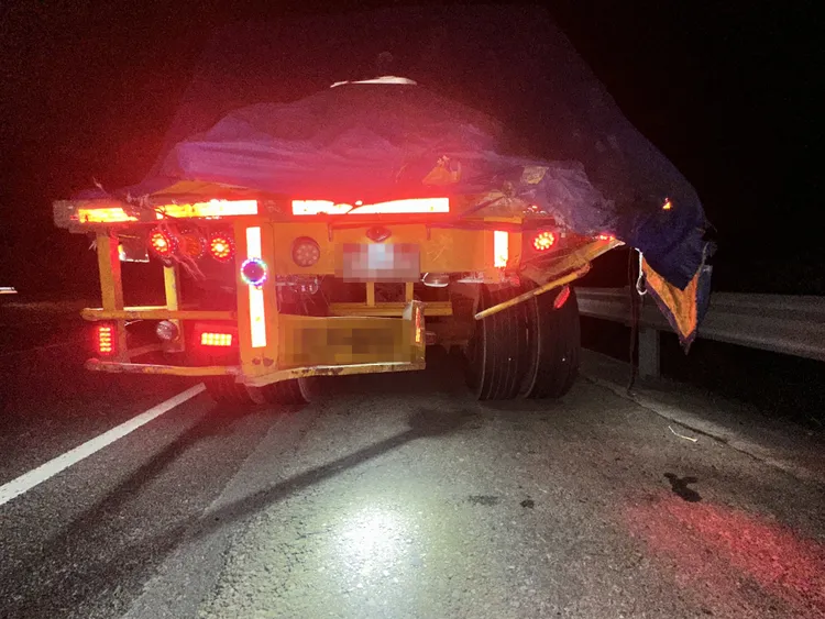 聯結車遭追撞。警方提供