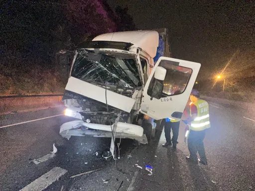 國1南65.8K凌晨死亡車禍!大貨車追撞聯結車慘狀曝光