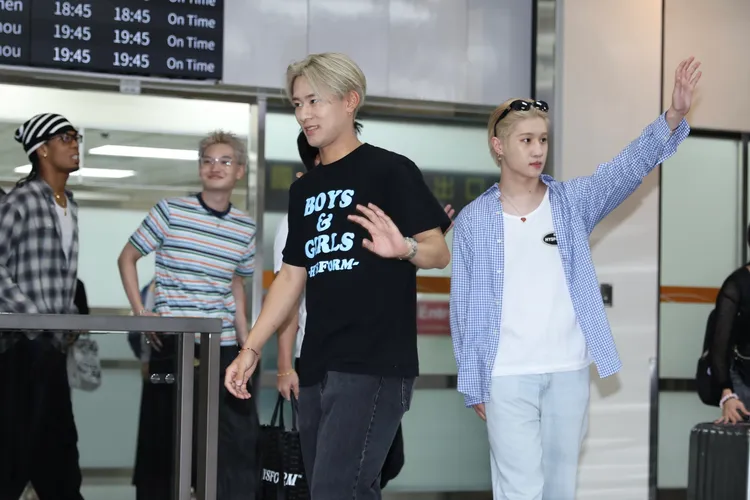 BBZ成員深堀未來（左）、松井利樹項接機粉絲打招呼。彭欣偉攝