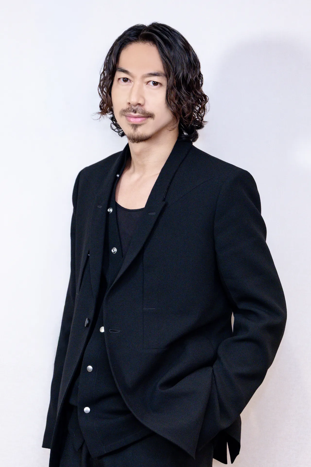AKIRA透露留长头发有新工作。COME ON JKSSP提供
