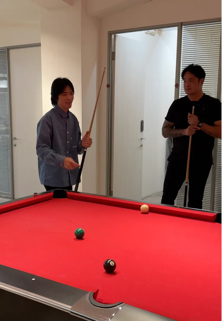 蕭敬騰（左）和林智勝以球會友。喜鵲娛樂提供