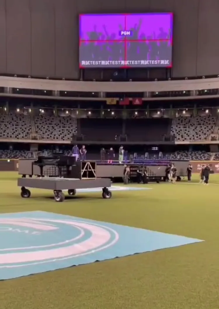蕭敬騰演唱會工作團隊在台北大巨蛋彩排，可見祭出移動舞台，要獻給林智勝最棒演出。讀者提供