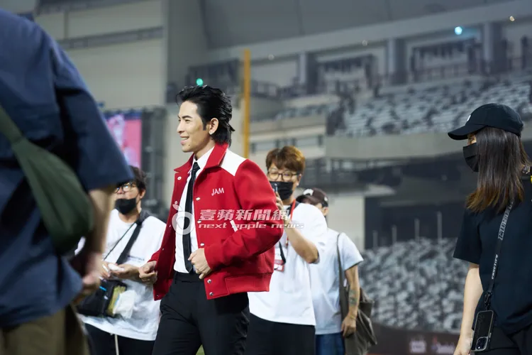 蕭敬騰到球場探班林智勝，眼裡對他滿是崇拜。讀者提供