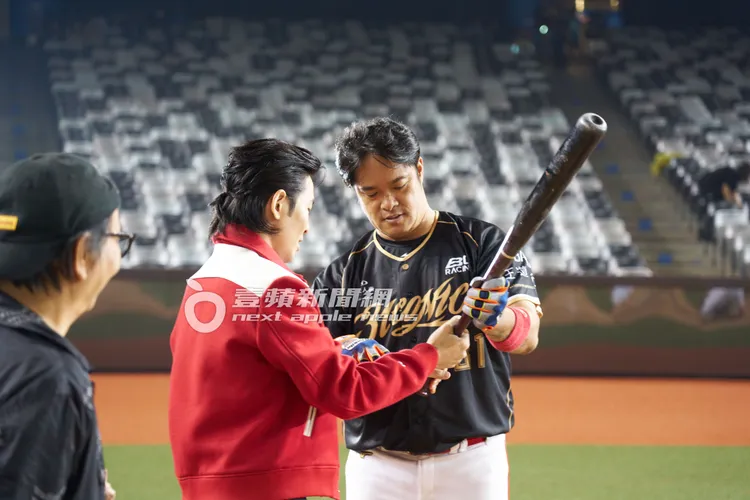 蕭敬騰上周在球賽結束後探班林智勝。讀者提供