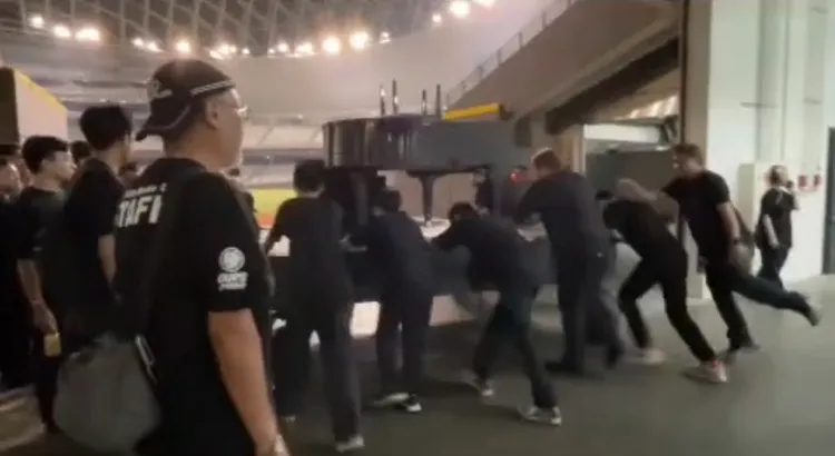 蕭敬騰團隊在大巨蛋合力推動移動舞台預先彩排。讀者提供