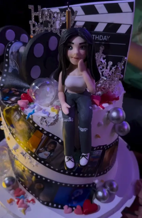 小禎為女兒訂製的生日蛋糕，上面有女兒從小到大的18張照片。翻攝小禎IG