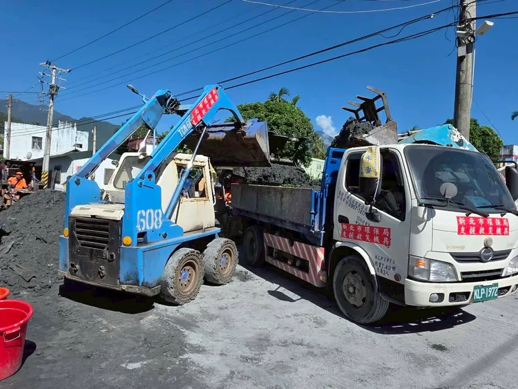 鏟裝機與卡車搭配清除淤泥作業。環保局提供