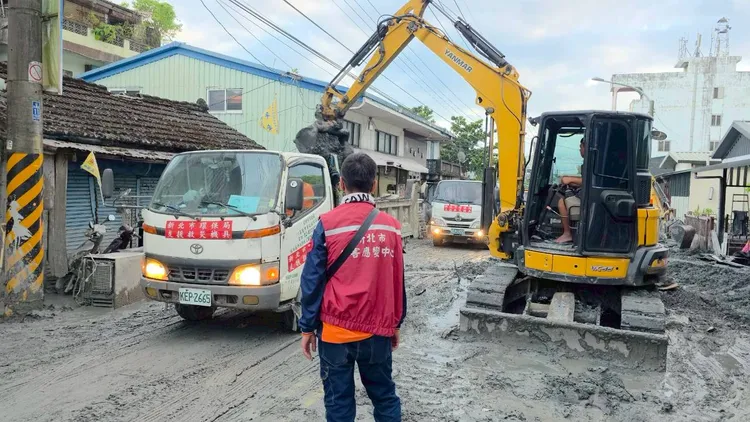 搭配自主前往民眾，新北合約人員駕駛怪手共同作業。環保局提供