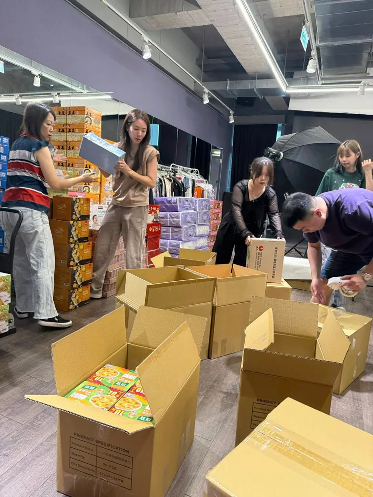 高宇蓁公司同仁一起打包物資。翻攝自J.GAO臉書