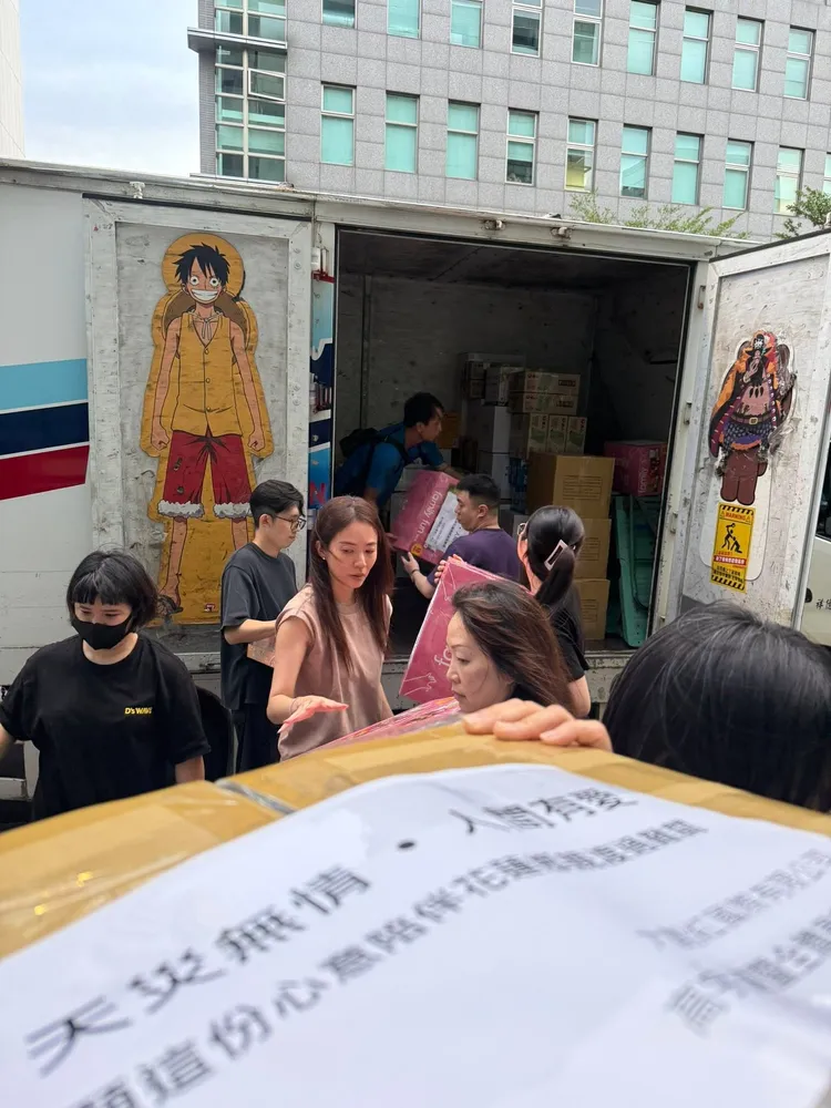 高宇蓁搬運物資到貨車上。翻攝自J.GAO臉書