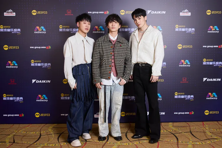 賴晏駒（左起）、邱鋒澤和黃偉晉代表「五堅情」領獎。新傳媒YES 933提供