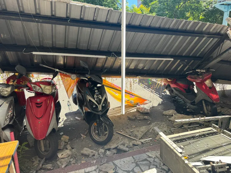 招牌整片掉落，巨大聲響吸引住戶跑出來查看，當場嚇了一跳。翻攝畫面