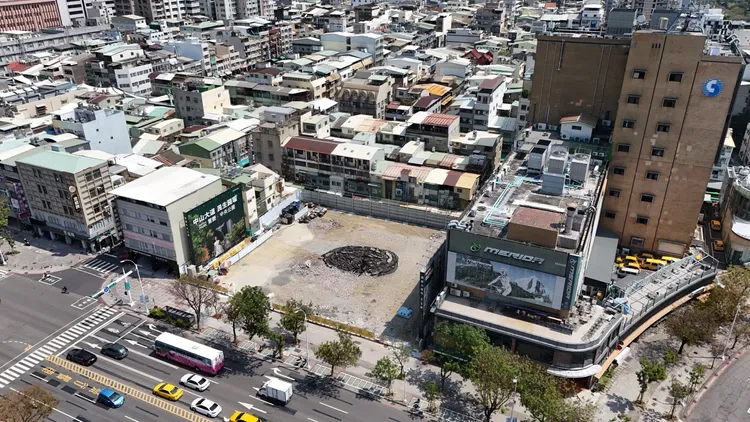 高雄車站與中央公園周邊建案，以興富發「中山鉑悦」最具代表，目前實登超過340戶，均價52萬元。葉家銘攝