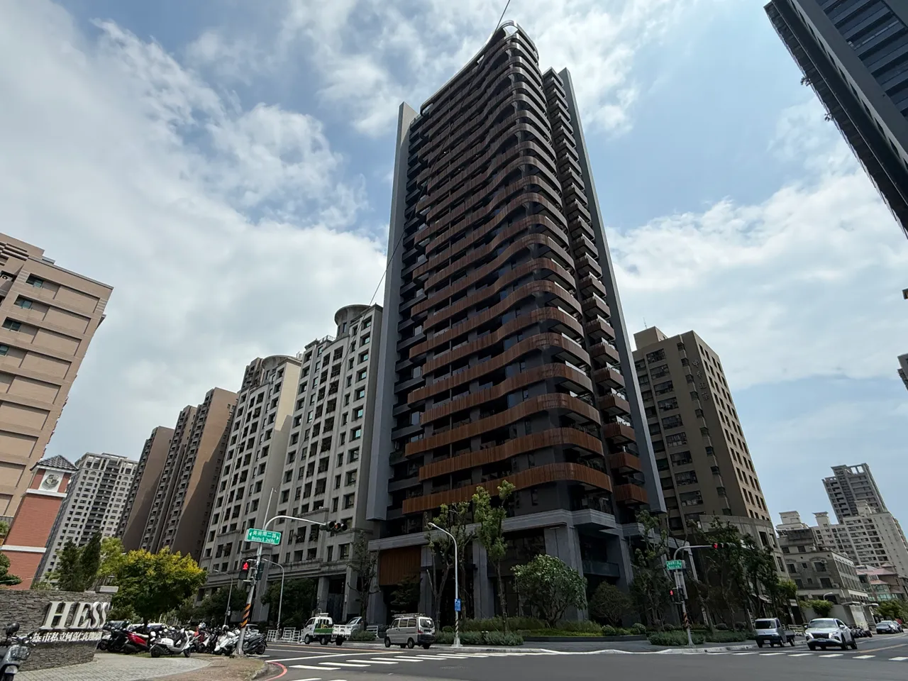 仰德建设建案都属自售在南台湾十分罕见,已完销「仰德美术馆」均价落在53万元,比目前待售个案还高,主因是建商有不少粉丝。叶家铭摄