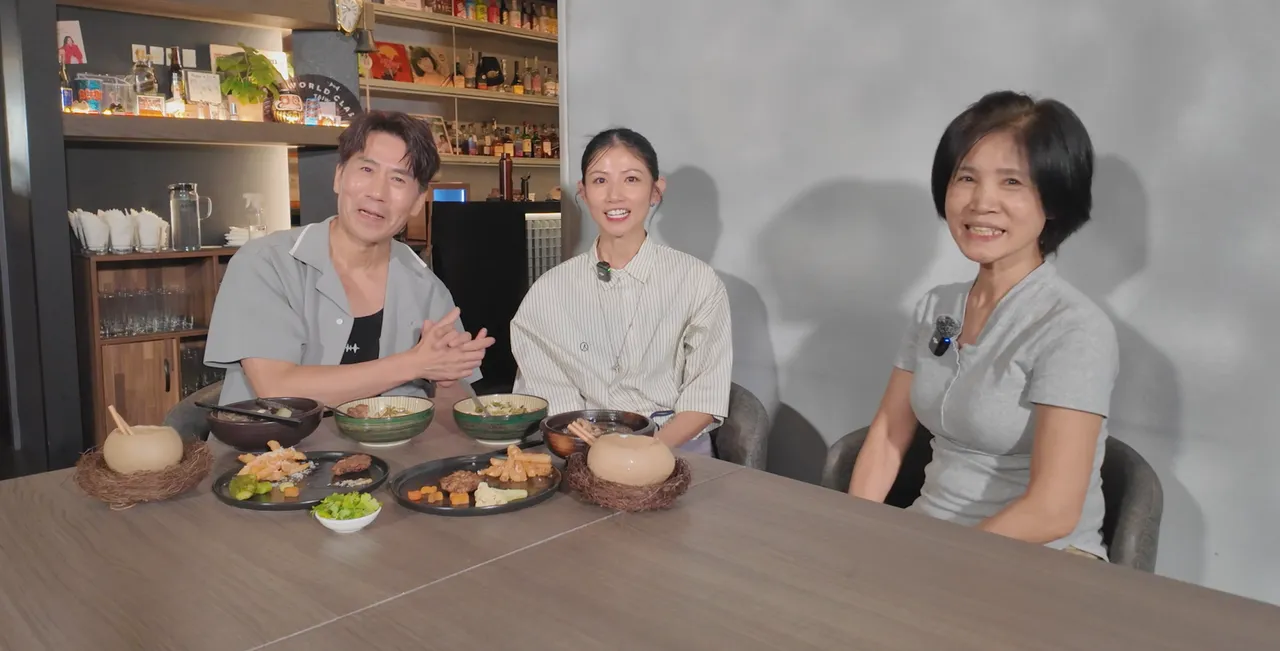 李千娜第一次在节目上与妈妈同台。《大牛比较揽》提供