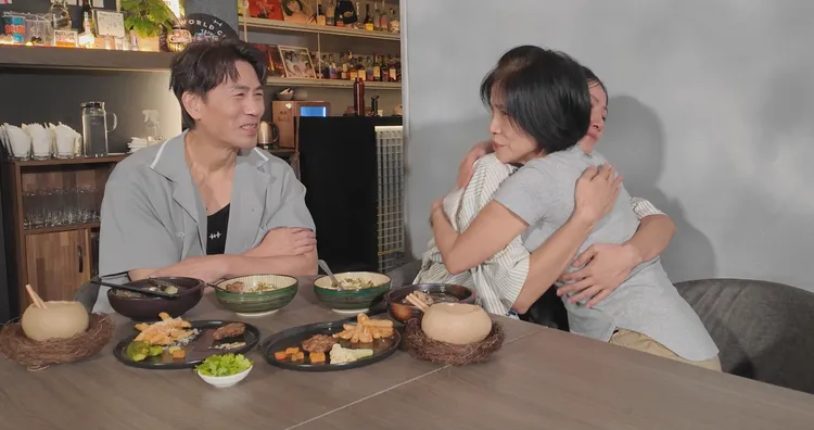 愛哭的李千娜忍不住跟媽媽擁抱。《大牛比較攬》提供