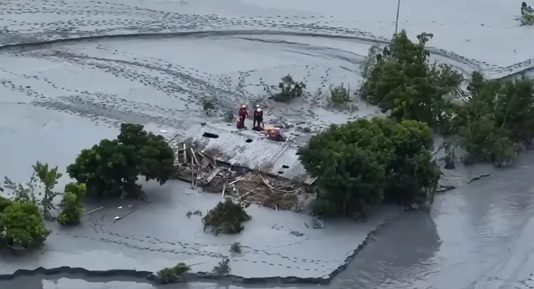 搜救員在泥濘中執行任務。花蓮消防局提供