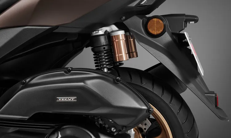 高階的Cygnus XR 155搭載專屬掛瓶後避震。原廠照片