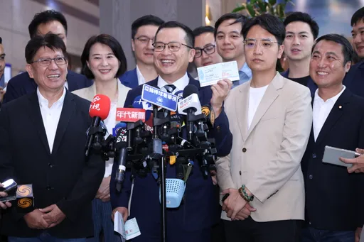 羅智強登記選黨主席「大批藍委陪同」!高喊:團結國民黨、下架賴清德
