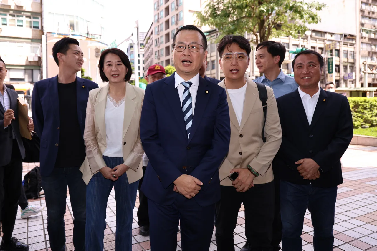 罗智强登记参选国民党主席。彭欣伟摄
