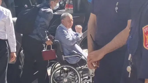柯文哲捲2弊案進入審理關鍵期!沈慶京搭豪華休旅車作證 一前一後下車沒交集
