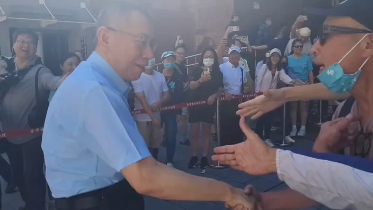 柯文哲下車後與支持者擊掌打氣。張欽攝