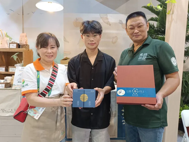 新北市天然茶莊青農蔡承峰與父親蔡旭志合作研發新產品「凝翠金磚」，推出兩包裝禮盒(中間)及10包裝禮盒(右邊)。農業局提供