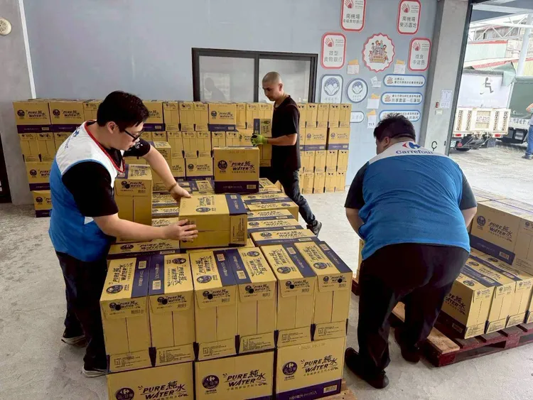 近期員工前往救災，將提供有薪志工假。家樂福提供