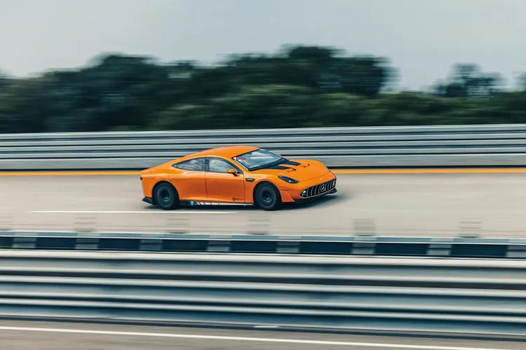 Mercedes-AMG GT XX 概念車在不到八天的時間內完成環繞地球赤道一周的壯舉，不僅展現技術創新的無限潛力，也再次驗證米其林優異性能直至最後一里的承諾。業者提供