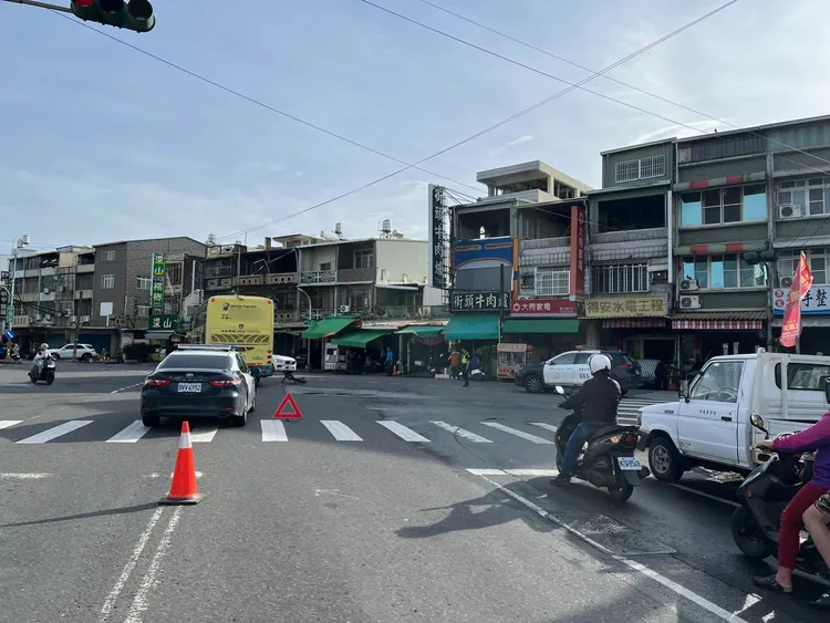 黃姓少年僅有手腳擦挫傷，驚險躲過一劫。翻攝照片